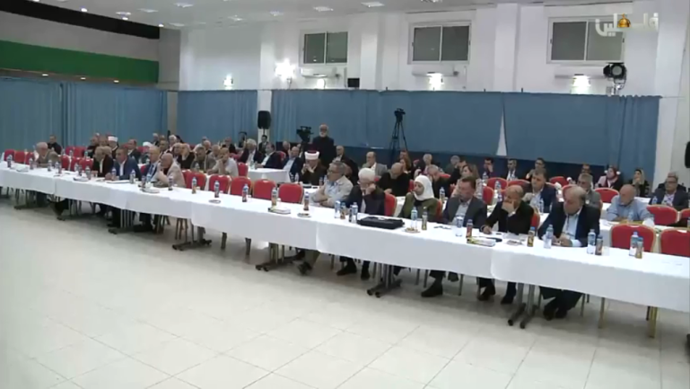 La sala de reunión del Consejo Central de la OLP en la Muqata de Ramala durante el discurso de cierre de la conferencia por Abu Mazen. Puede apreciarse que la asistencia fue escasa (canal de la televisión palestina en YouTube, 18 de agosto de 2018)