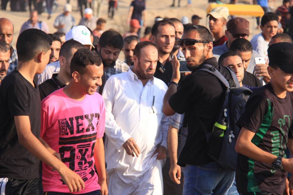 Fathi Hamad (au Centre, en blanc) à la 