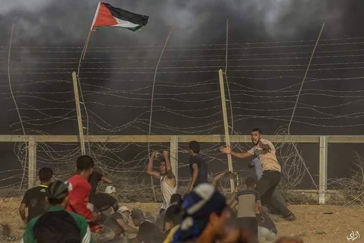 عدد من الفلسطينيين يخربون الجدار الأمني (صفحة الهيئة العليا لمسيرة العوة الكبرى على الفيسبوك، 24 آب / أغسطس 2018)