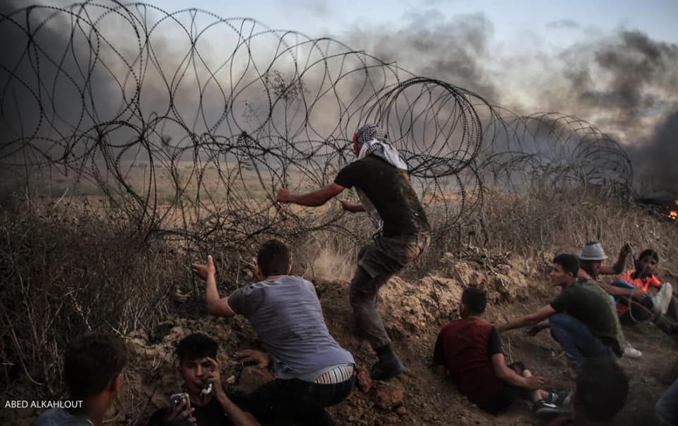 Clashes during the “return march” in eastern Gaza City. Breaking through the security fence, and a Palestinian holding a Molotov cocktail (Facebook page of the Supreme National Authority of the Return March, September 14, 2018)