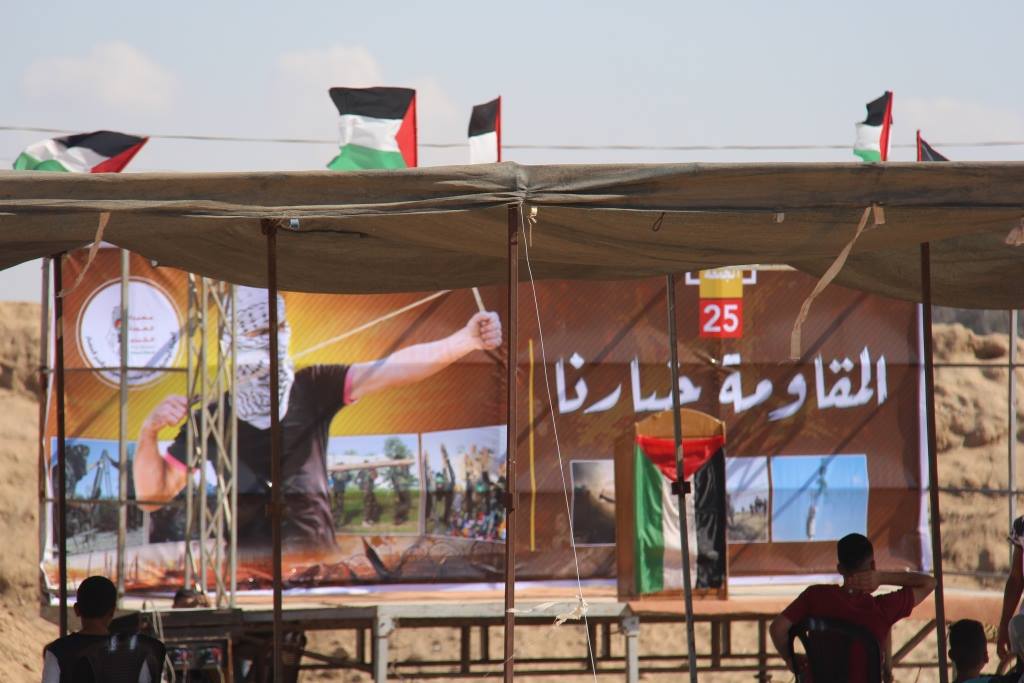 Display of weapons in the “return camp” in the central Gaza Strip, presenting the development of the “resistance” (Facebook page of the Supreme National Authority of the Return March, September 14, 2018)