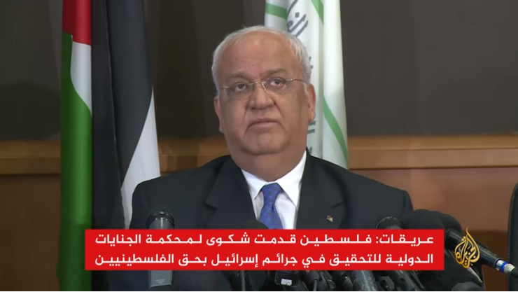 Saeb Erekat bei einer Pressekonferenz in Ramallah, in der er eine Klage gegen Israel ankündigte (al-Jazeera TV, 11. September 2018). 