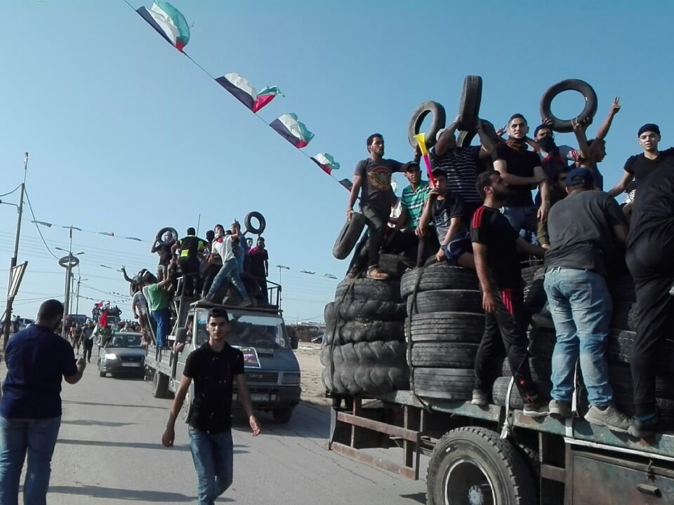 "יחידת הצמיגים" מובילה צמיגים לקראת הבערתם בצעדת השיבה במזרח עזה (חשבון הטוויטר PALINFO, 28 בספטמבר 2018)