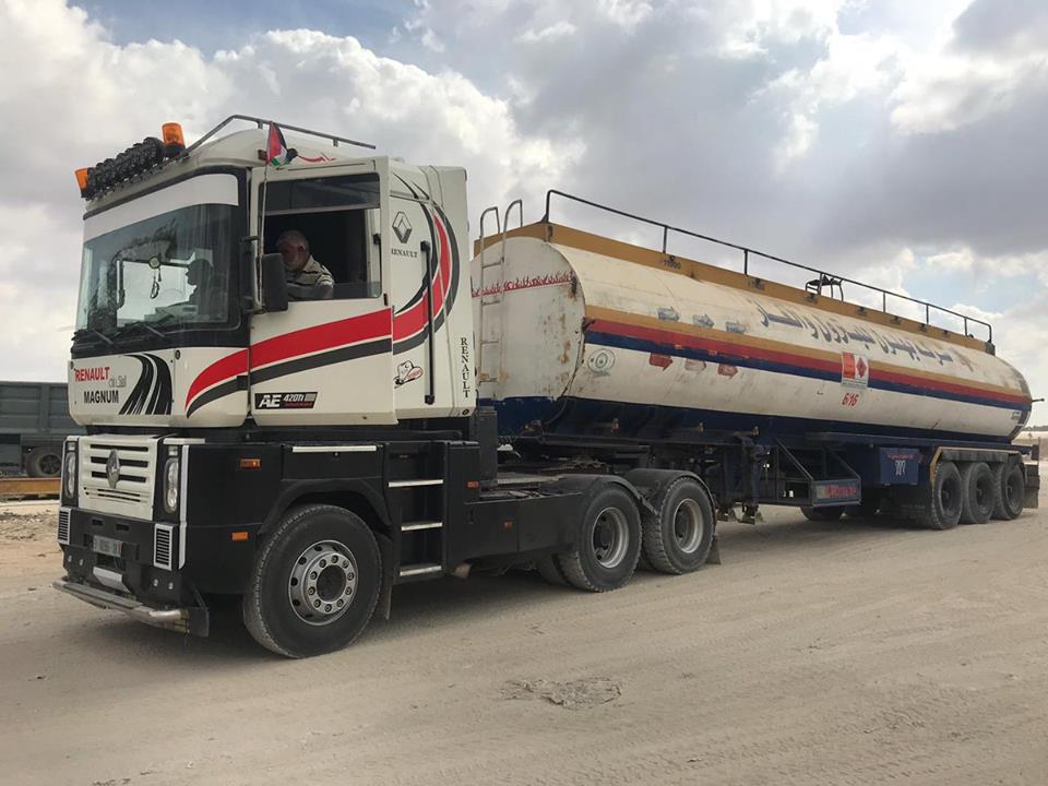 Fuel for the Gaza Strip power plant, bought with funds from Qatar, enters the Gaza Strip under UN supervision (Gaza Now Facebook page, October 9, 2018).