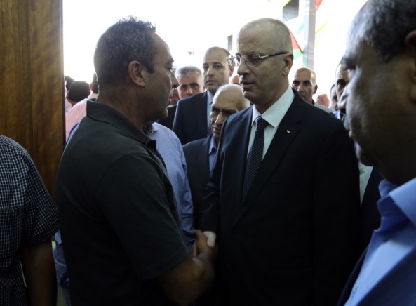 Le Premier ministre du gouvernement de consensus palestinien Rami Hamdallah adresse un appel de condoléances au mari d'Ai'sha al-Rabi (Wafa, 14 octobre 2018)