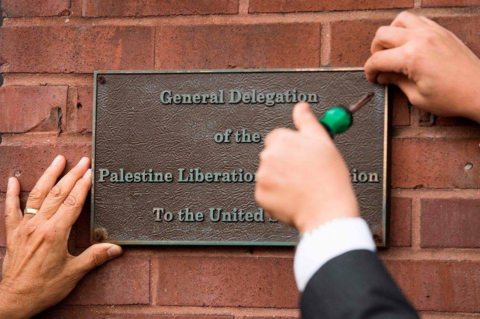 Fermeture définitive des bureaux de l'OLP à Washington. Le drapeau palestinien reste accroché (page Facebook Qudsn, 11 octobre 2018)