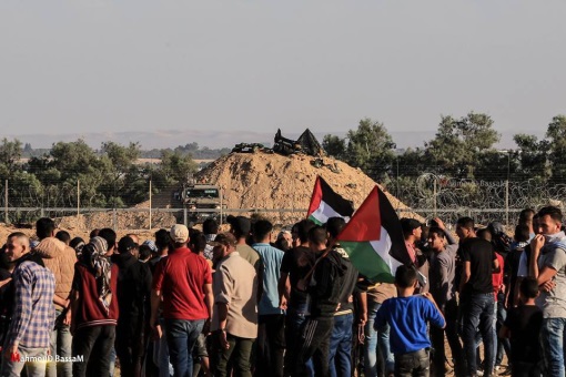 Palestinians demonstrate in front of IDF forces in the central Gaza Strip during the "return march" (Palinfo Twitter account, November 2, 2018).