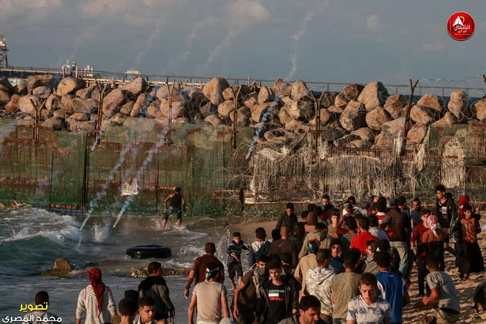 Manifestants près de la barrière de sécurité.