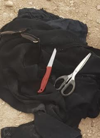 Le couteau et les ciseaux trouvés dans le sac de la femme palestinienne qui a tenté de commettre une attaque à l'arme blanche (Police israélienne, 6 novembre 2018)