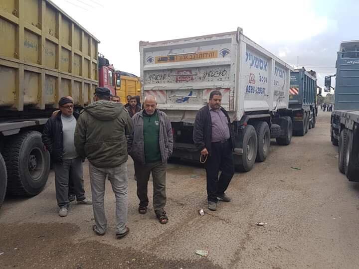 Des camionneurs palestiniens manifestent devant l'entrée du côté palestinien du terminal de Kerem Shalom en réponse à la décision de l'Autorité Palestinienne de taxer les camions entrant dans la bande de Gaza (Page Facebook Qudsn, 5 novembre 2018)