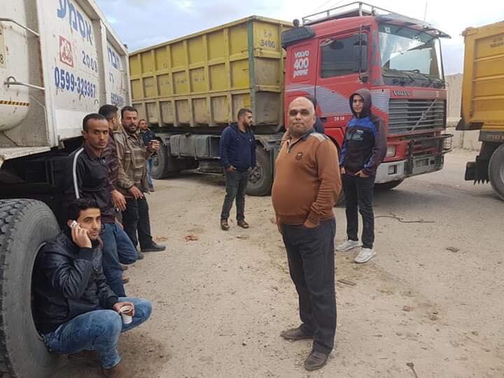 Des camionneurs palestiniens manifestent devant l'entrée du côté palestinien du terminal de Kerem Shalom en réponse à la décision de l'Autorité Palestinienne de taxer les camions entrant dans la bande de Gaza (Page Facebook Qudsn, 5 novembre 2018)