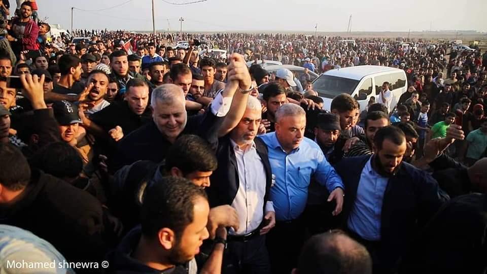 Yahya al-Sinwar (white shirt) and Khaled al-Batash in eastern Gaza City (Supreme National Authority Facebook page, November 9, 2018).