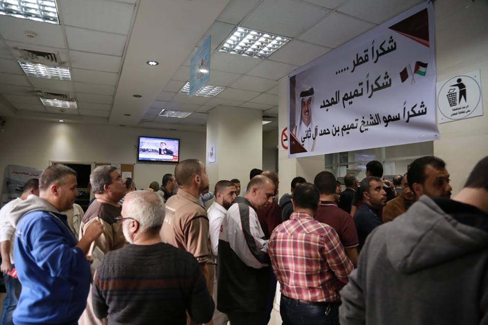 Paying salaries to Hamas officials at post office branches in the Gaza Strip. The sign on the wall at the left thanks Qatar's ruler, Sheikh Tamim bin Hamad (Facebook page of the Qatari Committee for the Reconstruction of Gaza, November 10, 2018).