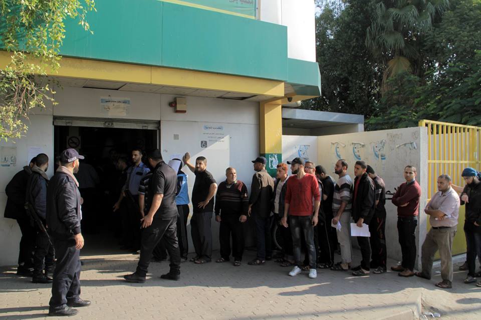 Hamas' security forces guard the payment of salaries at post office branches in the Gaza Strip (Facebook page of the Qatari Committee for the Reconstruction of Gaza, November 10, 2018).