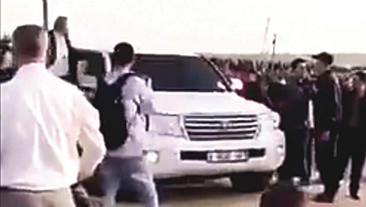 Rioters attack Mohammed al-Emadi's convoy in the "return camp" east of Gaza City (al-Ittihad, November 10, 2018).