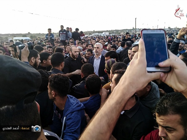 Yahya al-Sinwar, head of the Hamas political bureau in the Gaza Strip (white shirt), at the march in eastern Gaza City (Supreme National Authority of the Great Return March's Facebook page, November 10, 2018).