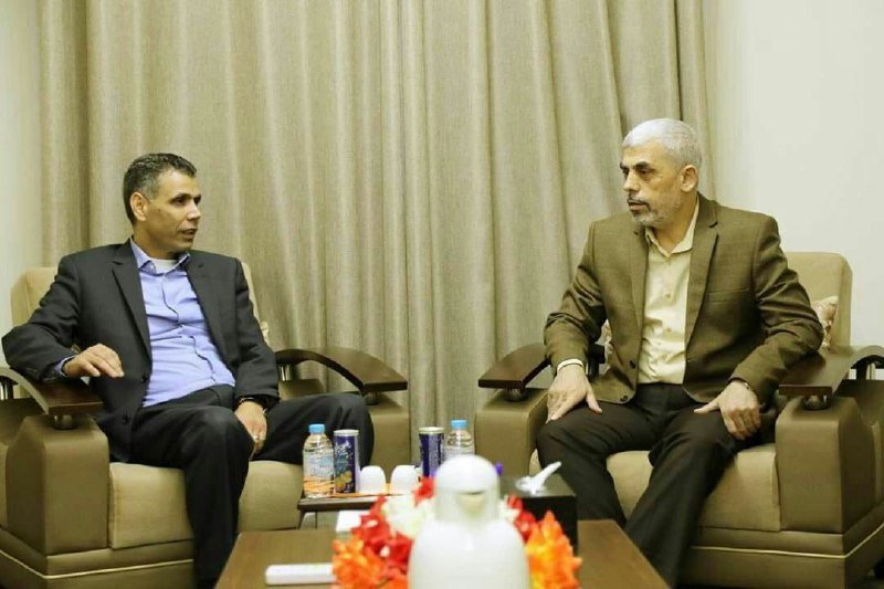 Yahya al-Sinwar (white hair) meets with the head of the Egyptian delegation (Hamas movement website, November 15, 2018).