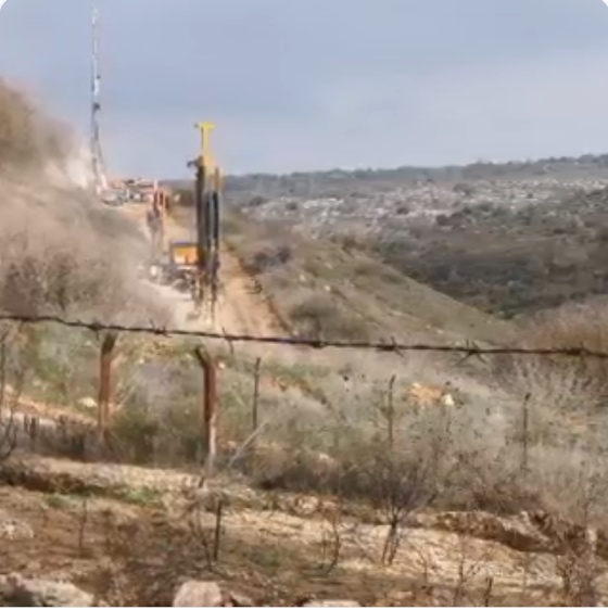 תיעוד פעילות צה"ל לאיתור מנהרות סמוך לכפר בלידא על ידי כתב ערוץ אלמנאר ורדיו אלנור של חזבאללה (חשבון הטוויטר של עלי שעיב, 11 בדצמבר 2018)