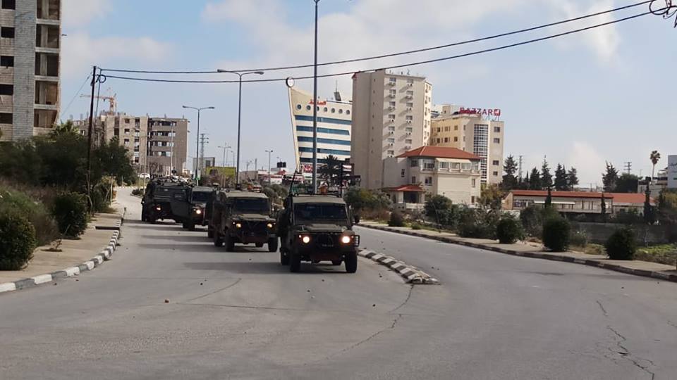 Activity of the Israeli security forces to locate the shooters. Right: Israeli forces on the outskirts of Ramallah (QudsN Facebook page, December 10, 2018).