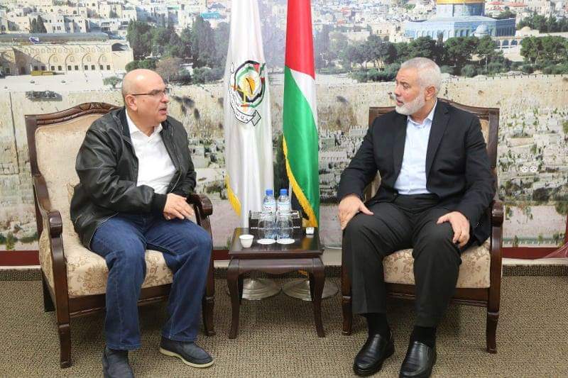 Mohammed al-Emadi meets with Isma'il Haniyeh in the Gaza Strip (Palinfo Twitter account, December 6, 2018). 