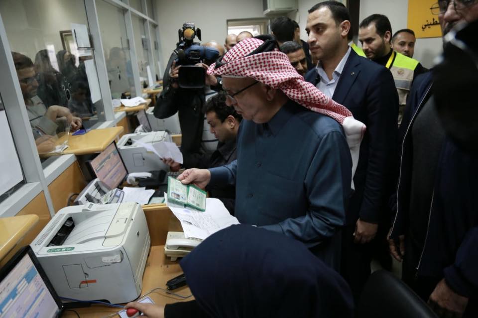 Mohammed al-Emadi et son adjoint se rendent dans les bureaux de poste pour s'assurer que les fonds sont bien distribués (Page Facebook du comité qatari, 7 et 8 décembre 2018)