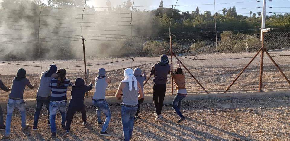 Palestinians try to destroy the security fence in the village of Bayt Sira near the community of Maccabim (Palinfo Twitter account, December 14, 2018).