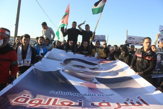 Demonstrators at the "return march" in eastern Gaza City wave pictures of Ashraf Na'alwa, the terrorist who carried out the shooting attack at the Barkan industrial zone, and of Saleh al-Barghouti, who carried out the shooting attack at the Ofra Junction (Supreme National Authority of the Great Return March Facebook page, December 15, 2018).