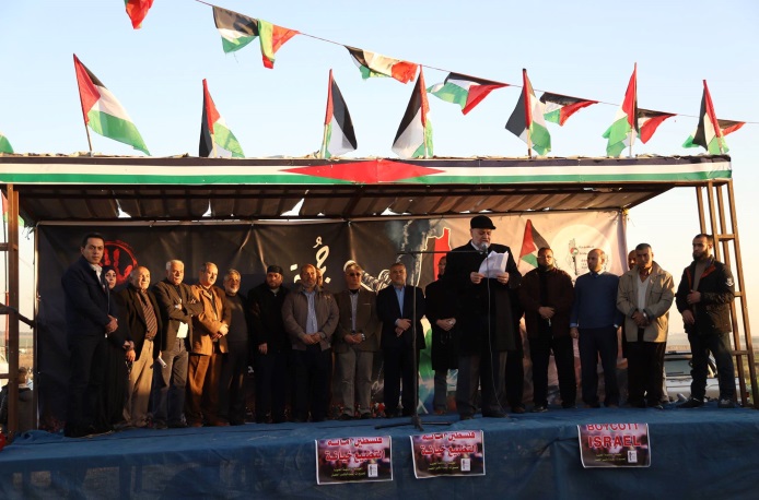 Khader Habib reads the announcement from the Supreme National Authority. Behind him are senior Hamas figures Khalil al-Haya (eighth from left) and Isma’il Radwan (Supreme National Authority Facebook page, January 4, 2019).