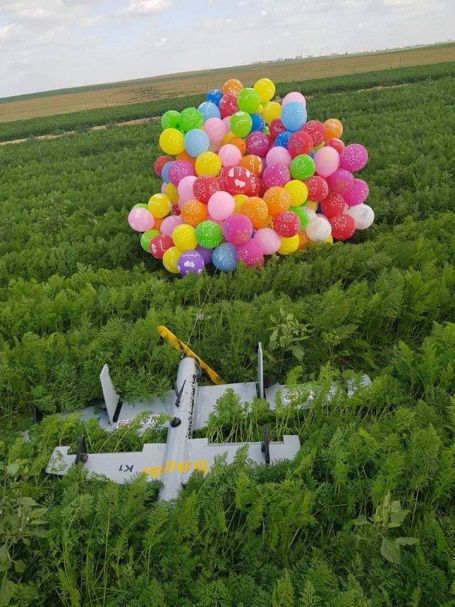 Booby-trapped drone attached to cluster of balloons launched from the Gaza Strip and found near one on the communities near the border (Israel Police Force, January 6, 2019).