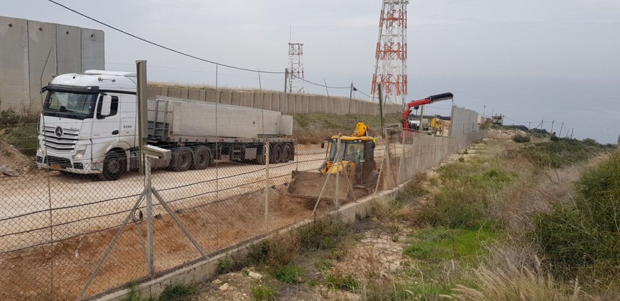 Ali Shoeib reports on the IDF's construction of a security fence in the western sector of south Lebanon (Ali Shoeib's Twitter account, January 1, 2019).