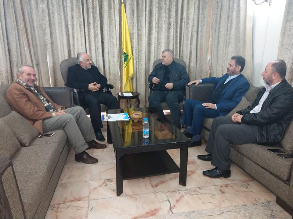 Khaled al-Batash (au centre) rencontre à Beyrouth Hassan Huballah, responsable des relations entre le Hezbollah et les Palestiniens (Page Facebook d'Ihsan Atiya, représentant du JIP au Liban, le 9 janvier 2019)