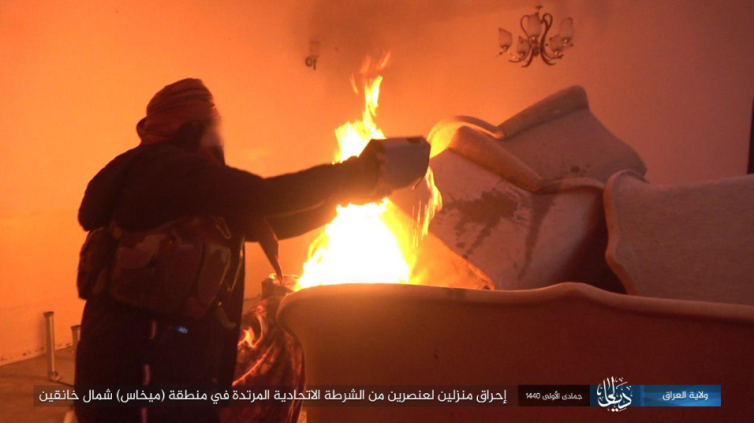 ISIS operative burning the house of a member of the Iraqi federal police north of Khanaqin (Iraq – Diyala Province, January 19, 2019)