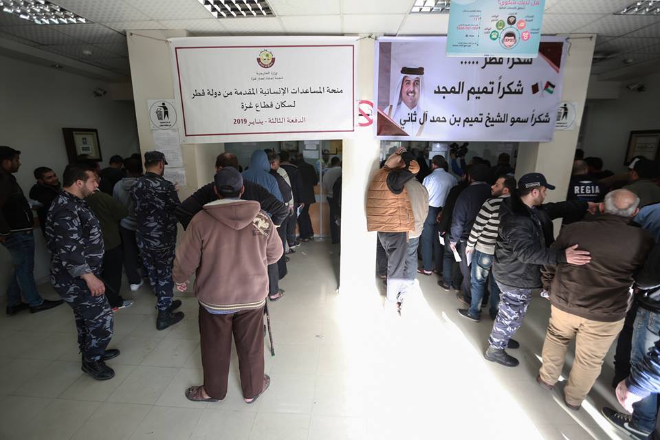 Hamas police secure the distribution of the funds. At the right is a sign thanking the ruler of Qatar, Sheikh Tamim bin Hamad al-Thani (Qatari Committee for the Reconstruction of the Gaza Strip Facebook page, January 26, 2019).