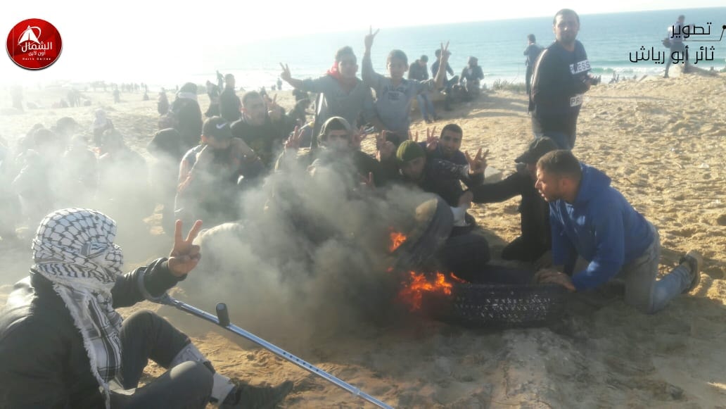 Palestinians in the northern Gaza Strip burn tires during the riot accompanying the mini-flotilla (Supreme National Authority Facebook page, January 29, 2019).