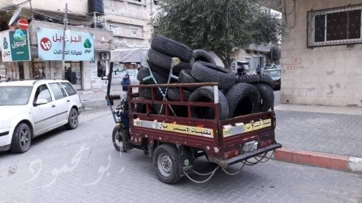 עגלה עמוסה בצמיגים לקראת פעילות "יחידת הבלבול הלילית" (חשבון הפייסבוק של "יחידת הבלבול הלילית", 10 בפברואר 2019).