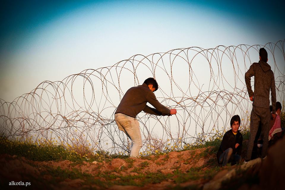 Rioters sabotage the barbed wire fence near the security fence (Supreme National Authority Facebook page, February 9, 2019).