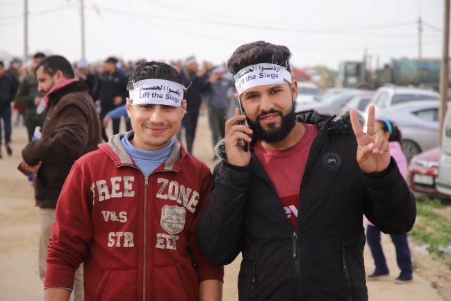 Manifestants avec des bandeaux 