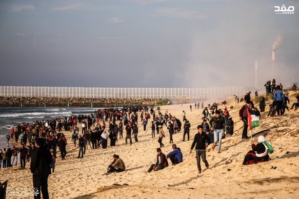   Manifestants et émeutiers sur le rivage lors de la 23e mini-flottille (Page Facebook de l'Autorité nationale suprême, 12 février 2019)