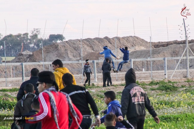 Children climb on the border fence (Supreme National Authority Facebook page, February 23, 2019).