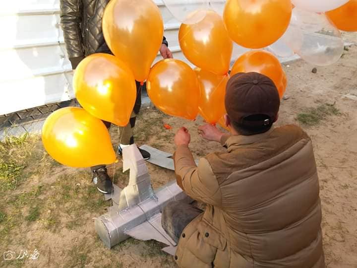 Das Steigenlassen von Ansammlungen von brennenden Luftballons in Richtung Israel östlich von al-Buredsch, teilweise mit angebrachten Sprengvorrichtungen (Facebook-Seite "Einheit der al-Zawahiri Töchter" im Gazastreifen, 20. Februar 2019) 