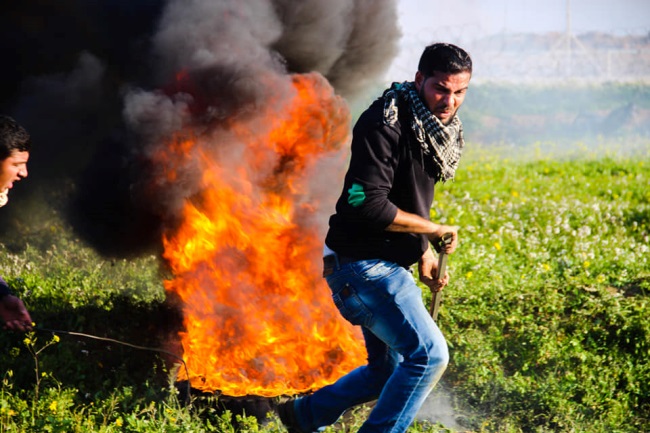 Incendie de pneus et lancer de pierres près de la barrière de sécurité (Page Facebook de l'Autorité nationale de la marche du retour, 22 mars 2019)