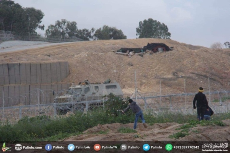 Children throw stones at IDF forces near the security fence in the central Gaza Strip (Palinfo Twitter account, March 1, 2019). 