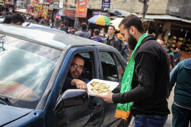 Hamas hands out pastries and candy in Gaza City to celebrate the terrorist attack (Palinfo Twitter account, March 17, 2019).