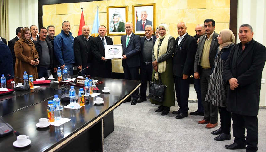 Interim Prime Minister Rami Hamdallah bids farewell to the various delegations on the eve of his departure from the government (Wafa, March 18, 2019).