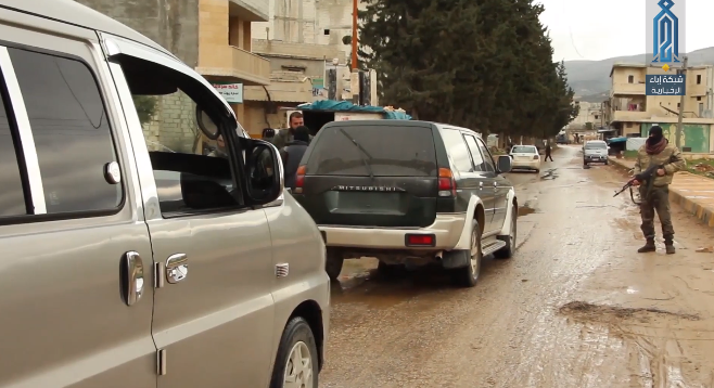 بعض الأسرى الذين أعاد عناصر هيئة تحرير الشام إلقاء القبض عليهم يتم اقتيادهم إلى سيارة (شبكة إباء، 16 آذار/ مارس 2019).