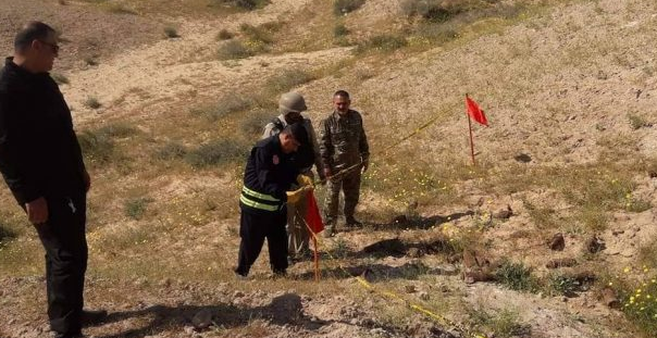 عناصر الحشد الشعبي وقوات الأمن العراقية قرب موقع مخبأ الأسلحة.