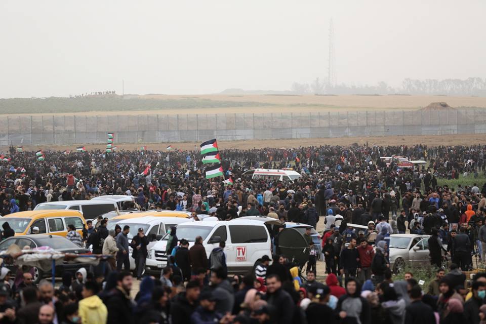 Return march participants near the security fence (Palinfo Twitter account, March 31, 2019).