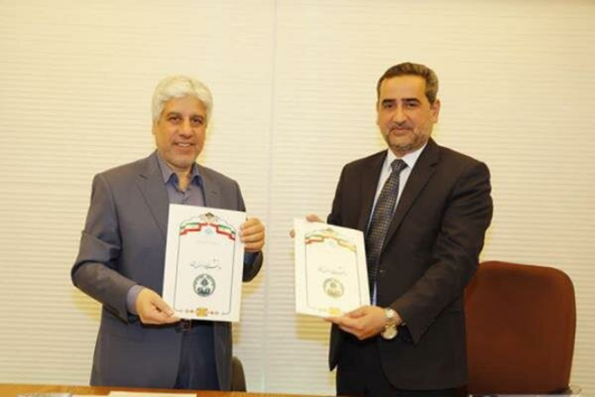 The chancellors of the University of Najaf and University of Isfahan sign the memorandum of understanding (Mehr, April 27 2019).