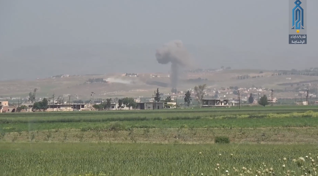 Fumée suite aux frappes aériennes dans le village d'Al-Hobait, au Sud d'Idlib (Ibaa, 2 mai 2019)