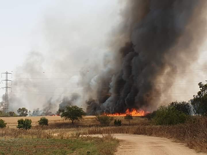 שריפה בקרבת אחד מיישובי עוטף עזה (דף הפייסבוק של יחידת "בני אלזוארי במזרח ח'אן יונס", 23 במאי 2019)